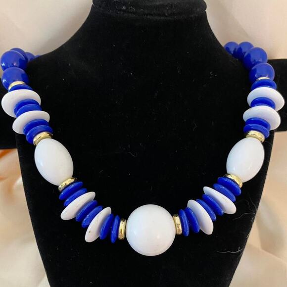 Vintage Nautical theme 80s blue and white beaded necklace with gold accents - Picture 3 of 4